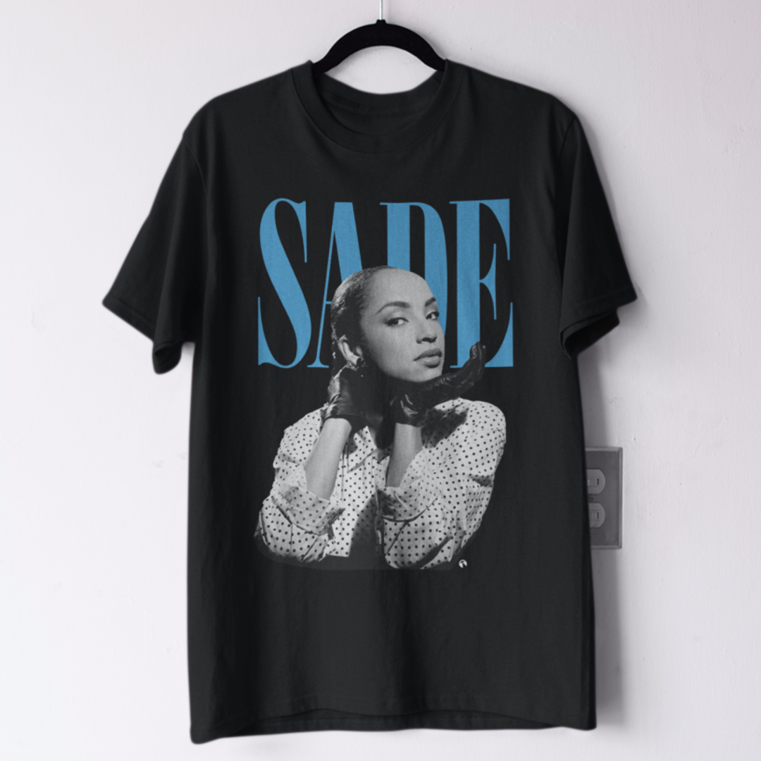 sade Tシャツ T-Shirt Quality Sade em Flutuante