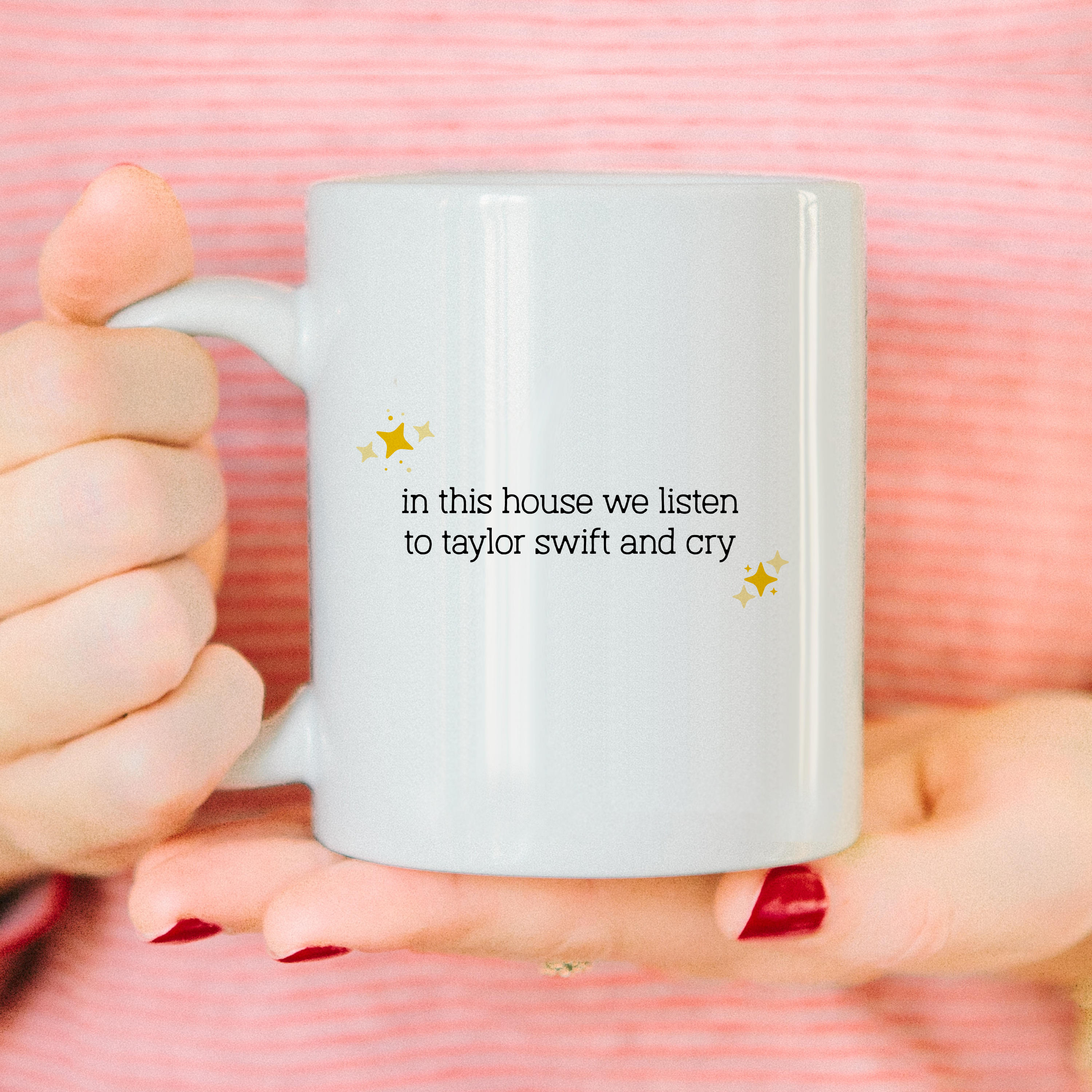 Caneca In This House We Listen To Taylor Swift And Cry