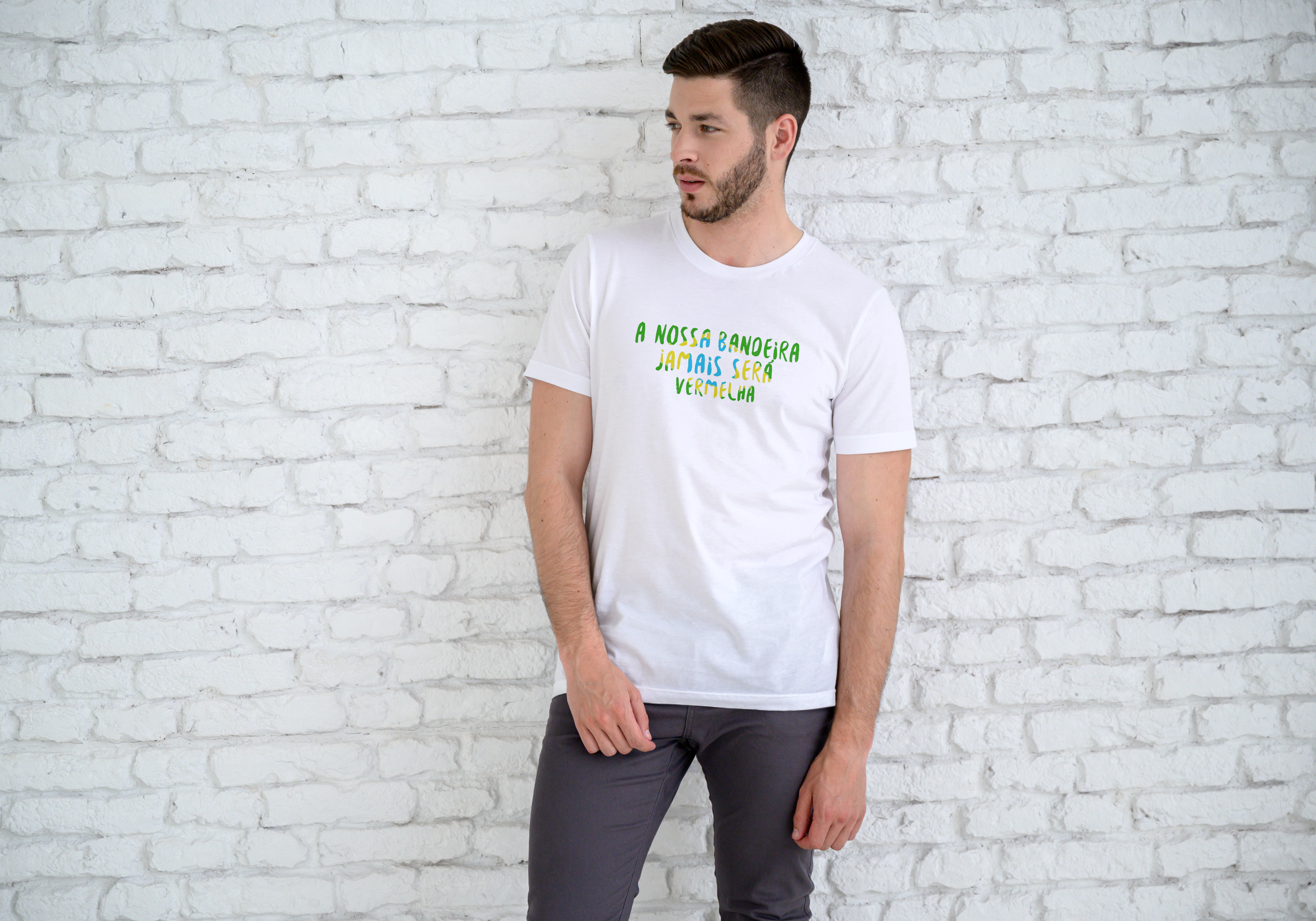 Camiseta Nossa Bandeira Jamais Será Vermelha