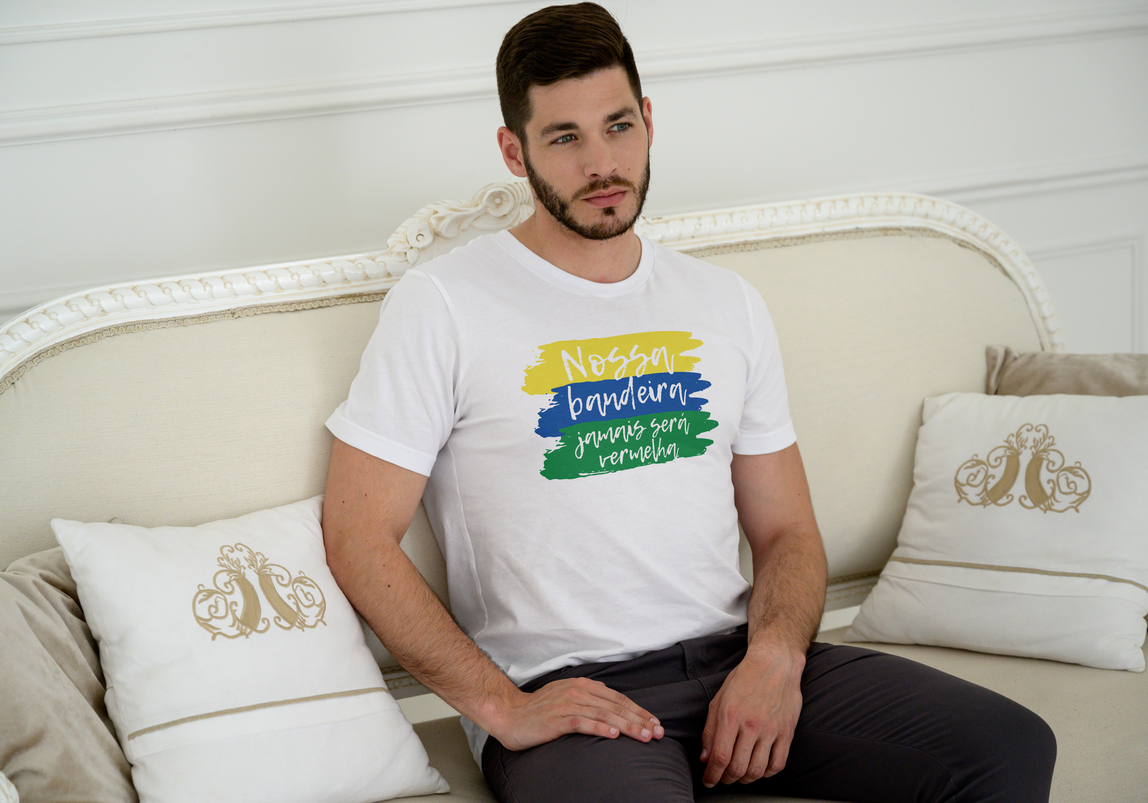 Camiseta Nossa Bandeira Jamais Será Vermelha 